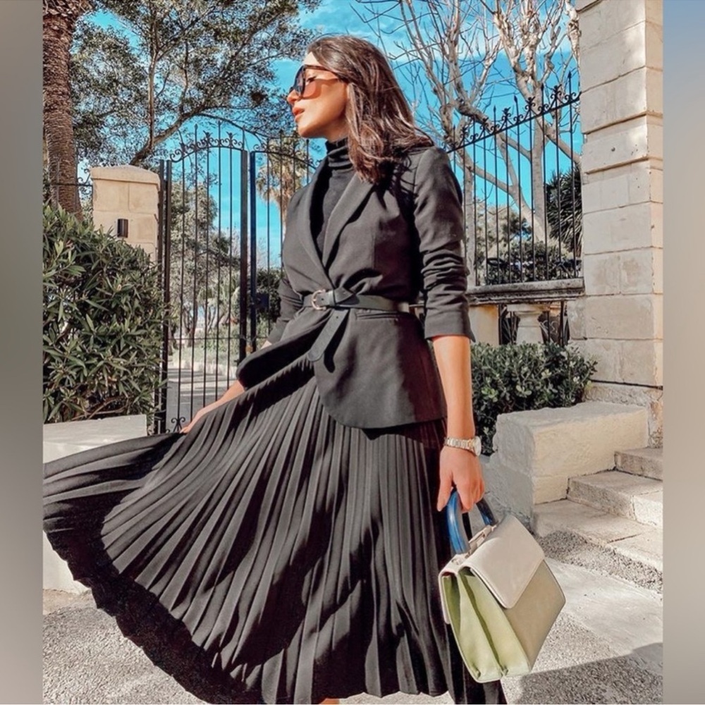 H&M PLEATED SKIRT in black is beautiful and has minimal signs of use